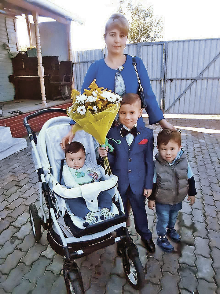 Защитники семьи Джураевых. Слева - Шойгу, в центре - Путин. А вот мальчик справа получил вполне традиционное имя - Руслан. Фото: Предоставлено семьей Джураевых