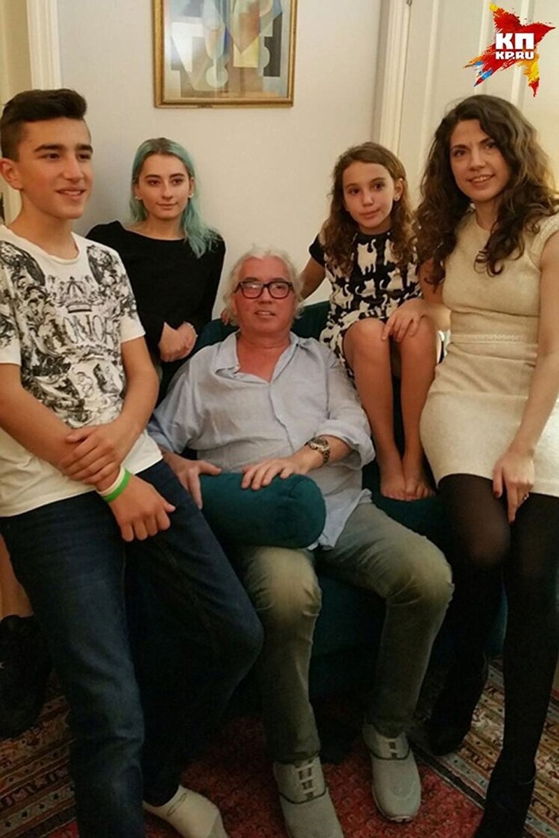 Дмитрий с детьми: Максим, Саша, Нина и Мария - приемная дочь. Было много гостей из разных стран (около 30 человек). Через месяц Хворостовского не станет. Фото из семейного архива Хворостовских