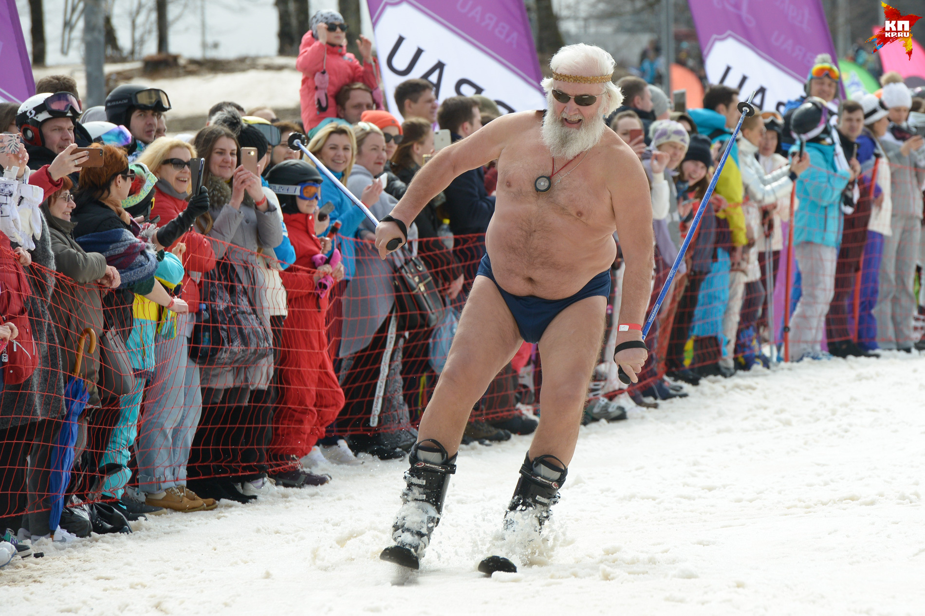 Мужчины всех возрастов прибыли на фестиваль