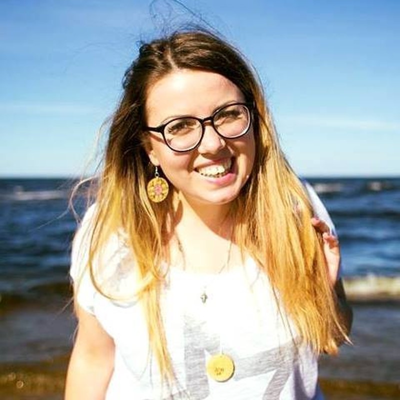 Волонтёр Caravana de Craciun и ведущая концертов из организаций Сlipa Siderala Ирина Бабухина