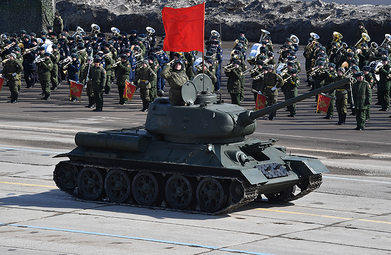 Для парадов Победы эти Т-34, да еще на полном ходу, просто подарок.