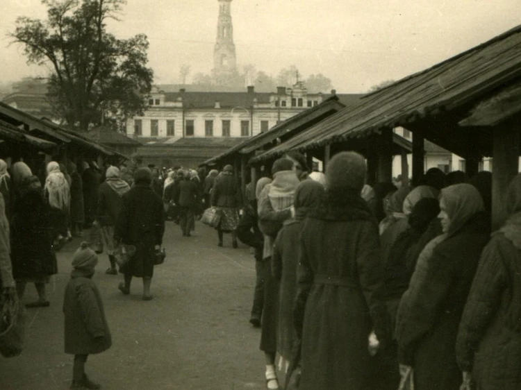 Нижний рынок города незадолго до бомбардировки. Фото: Российское военно-историческое общество