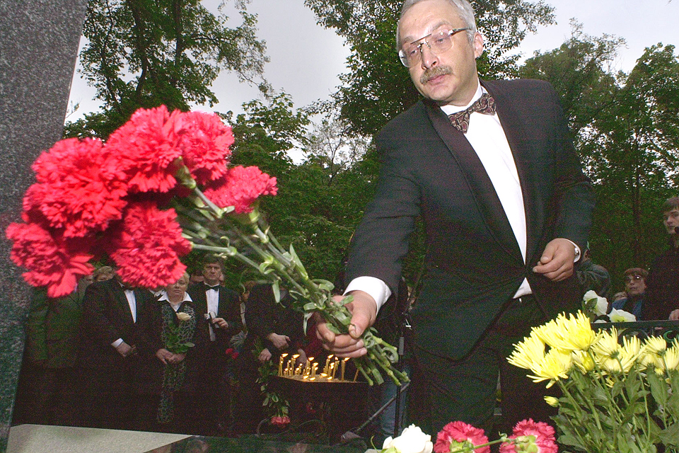 2003 год, Александр Друзь кладет цветы к памятнику создателю и ведущему телепрограммы 