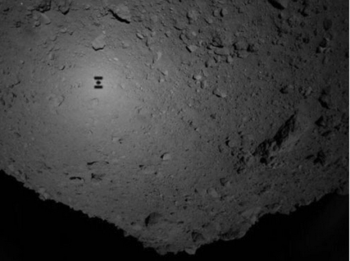 Приближаясь к астероиду, станция снимала свою тень на его поверхности.