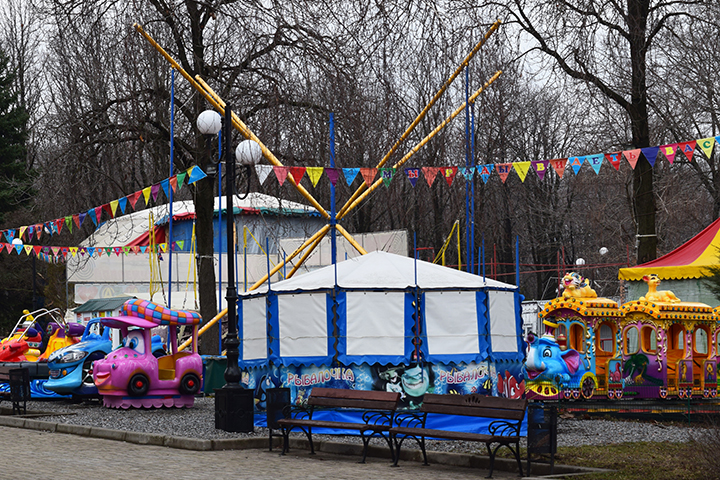 В тёплое время года работают аттракционы
