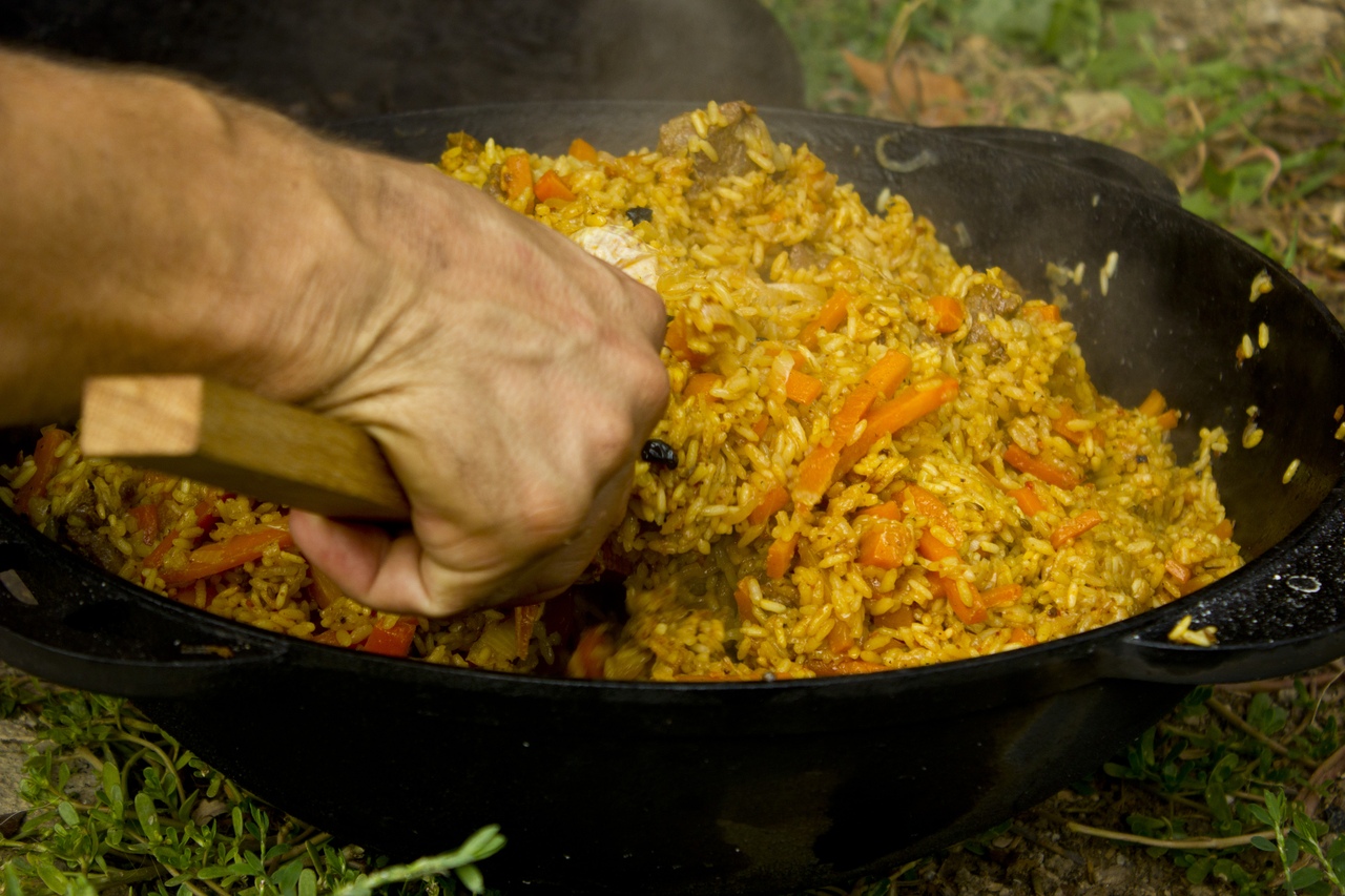 Жарим мясо севастополь. Плов в казане. Плов из дикой утки. Плов на углях. Плов руками.