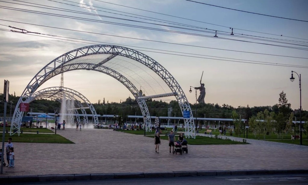 Прогулки у фонтана на Аллее России. Фото: Павел Сторчилов.