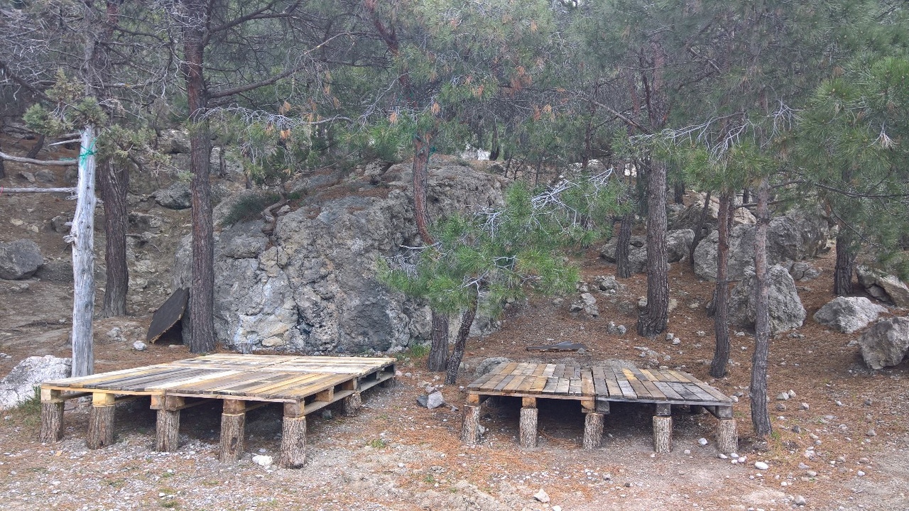 Весь берег в поддонах.