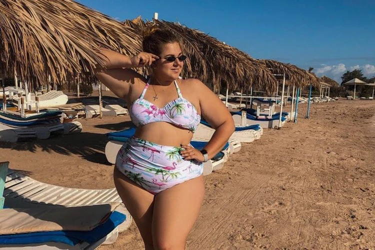 Модель-пышка Эшли Грэм на пляже предпочитает бикини