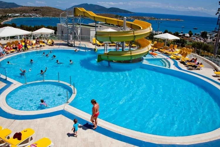 Қыз сантехникке соққы берді