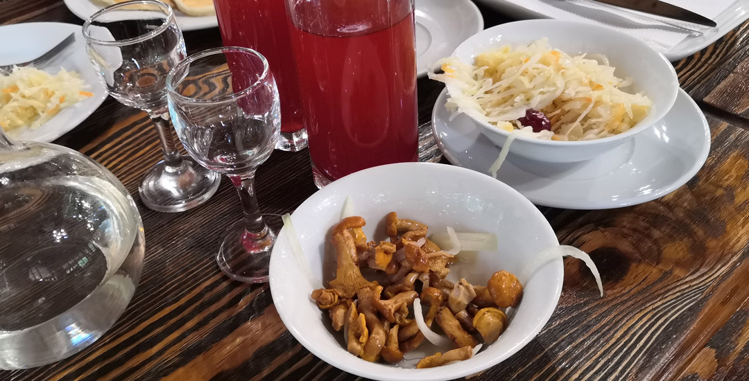 В меню много блюд из пущанских продуктов - и грибы, и колбаски с шашлыками, и напитки.