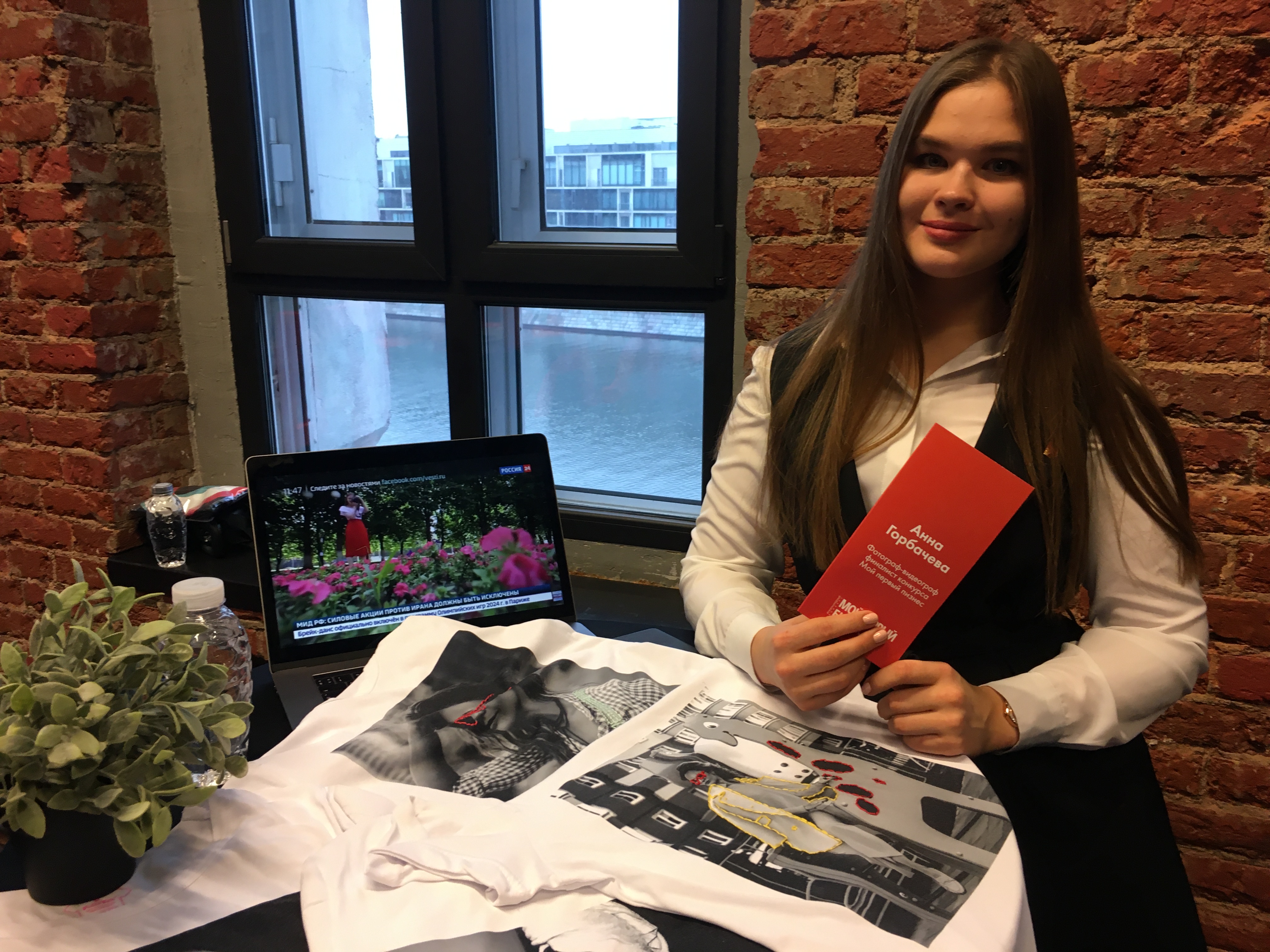 Анна Горбачева создает уникальные авторские футболки.