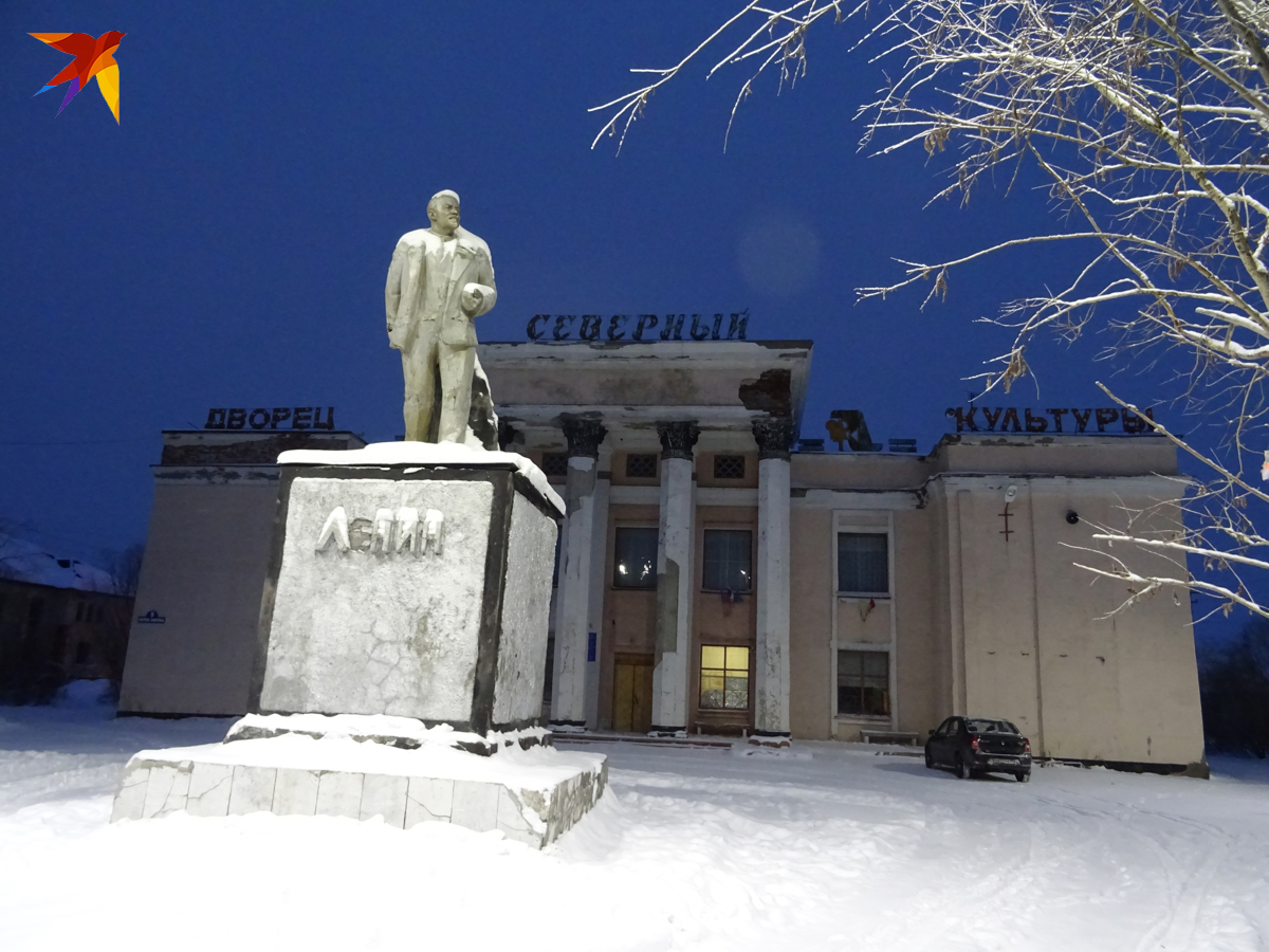Заснеженный вождь в поселке Северный сильно наклонился вперед, словно тоже собрался рвануть вслед за пролетариатом