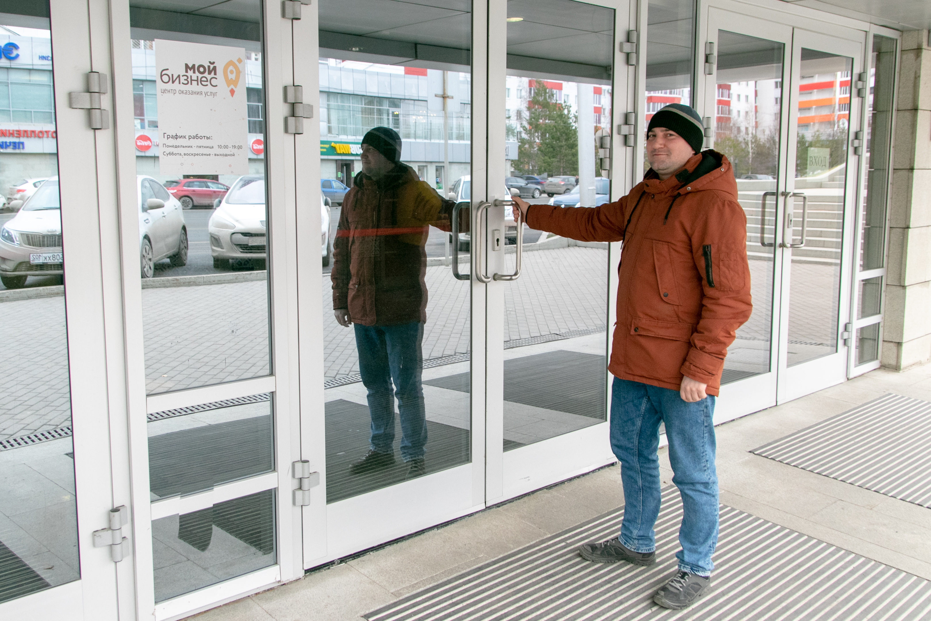 «Задача нашего центра - поддержка предпринимателей, начиная с того самого момента, как они решили открыть бизнес. Например, приходит к нам начинающий предприниматель и говорит: у меня есть идея и я хочу стать предпринимателем».