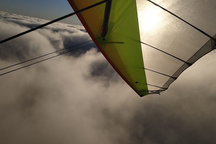 Пробив облачную преграду тревога у пилотов прошла. Они, наконец, увидели солнце. Фото: vk.com/@donbass_sky-oblaka2020