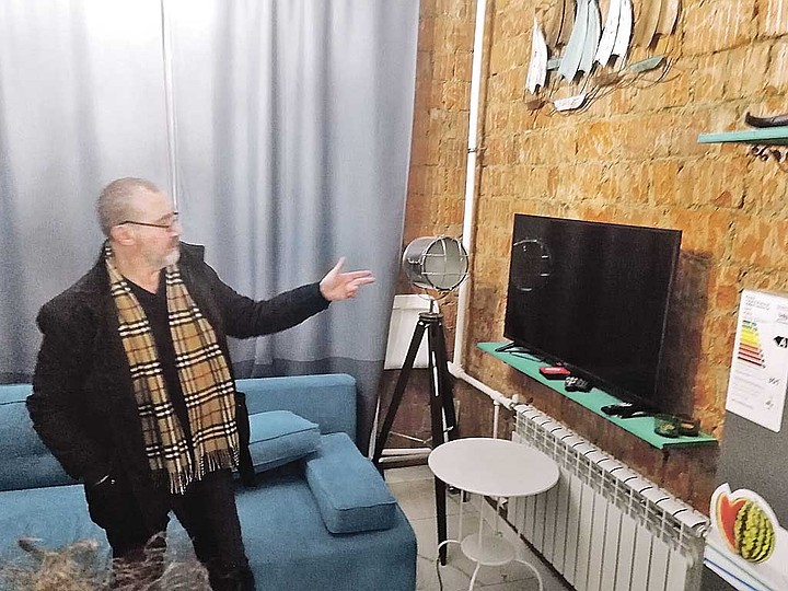 Наш корреспондент в апартаментах бывшей гостиницы «Алтай», которые вполне можно купить. Фото: Личный архив Владимира Перекреста