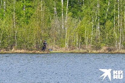 Балашиха. Озеро Бабошкино. Рыбачки есть, но мало. Вода еще толком не прогрелась - рыба клюет плохо.