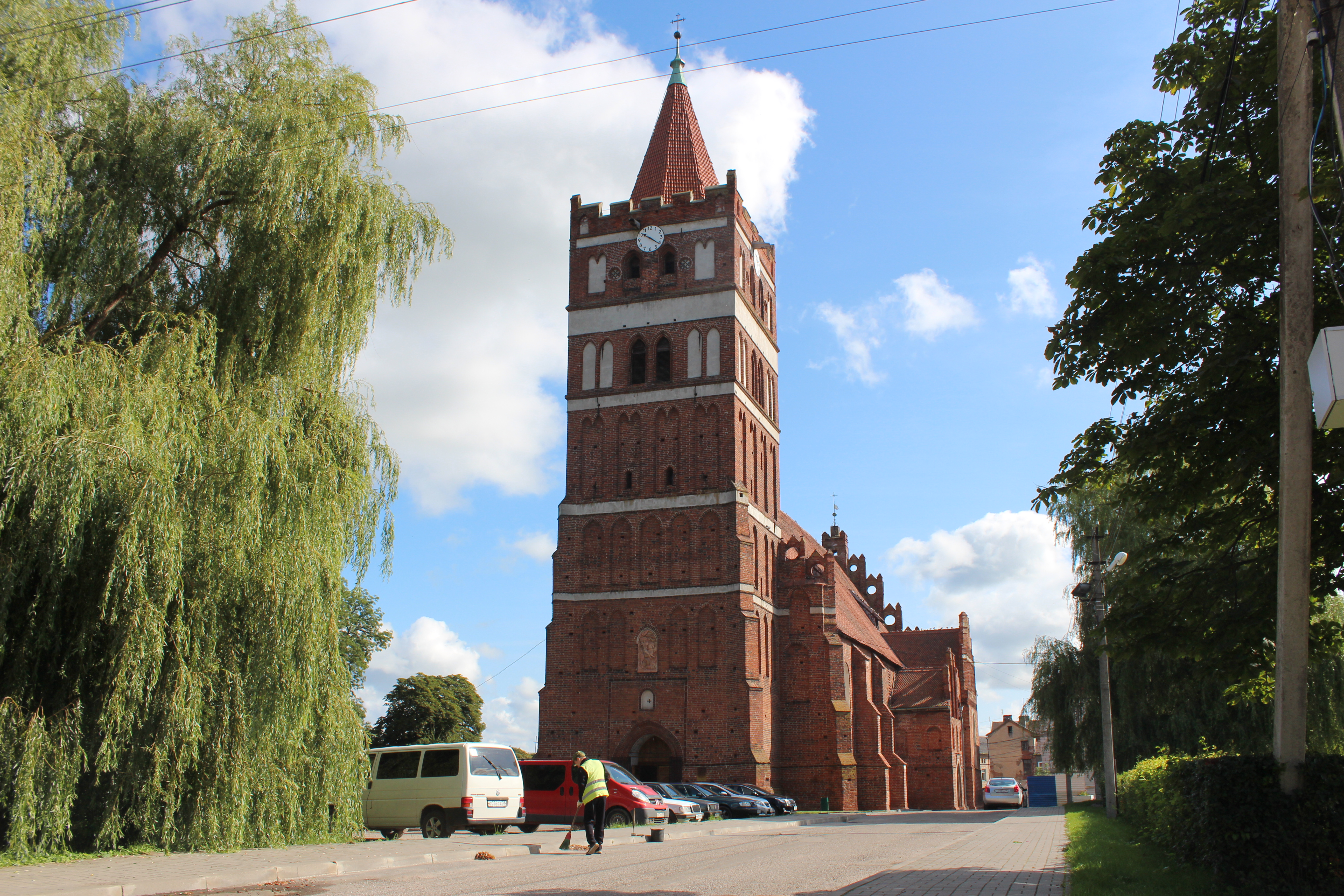 На самый верх колокольни даже можно забраться с позволения священника.