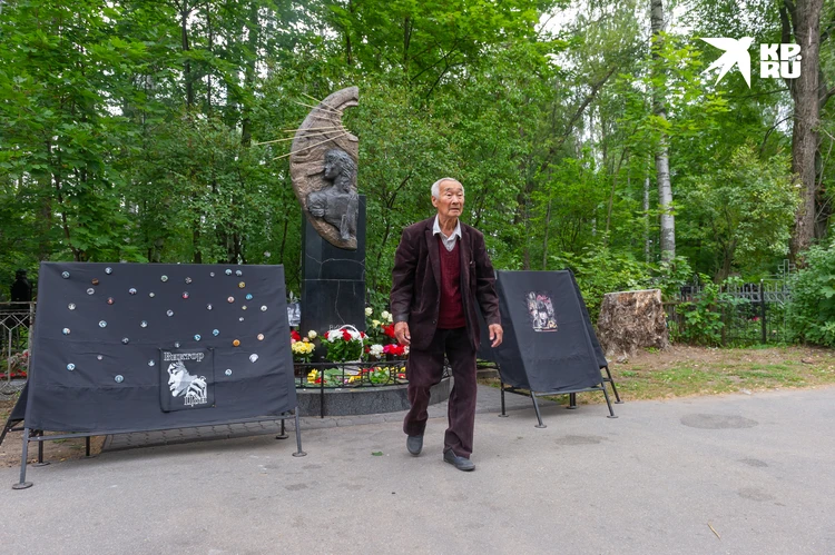 «Дай вам Цой здоровья»: репортаж с Богословского кладбища в годовщину смерти Виктора Цоя