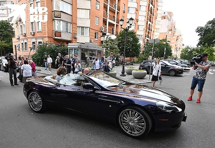 Автомобиль Добровинского: роскошный Aston Martin db 9 Volante