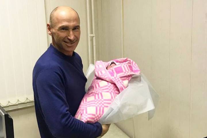 Один из тех самых "акушеров", старший спасатель дежурной смены Максим Кривошеев с новорожденной. Фото: Байкальский поисково-спасательный отряд МЧС.