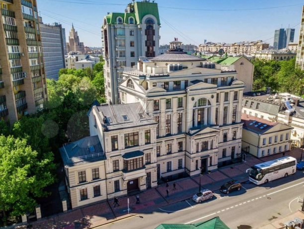 В этом доме продается пентхаус почти за 1 млрд рублей. Фото: cian.ru