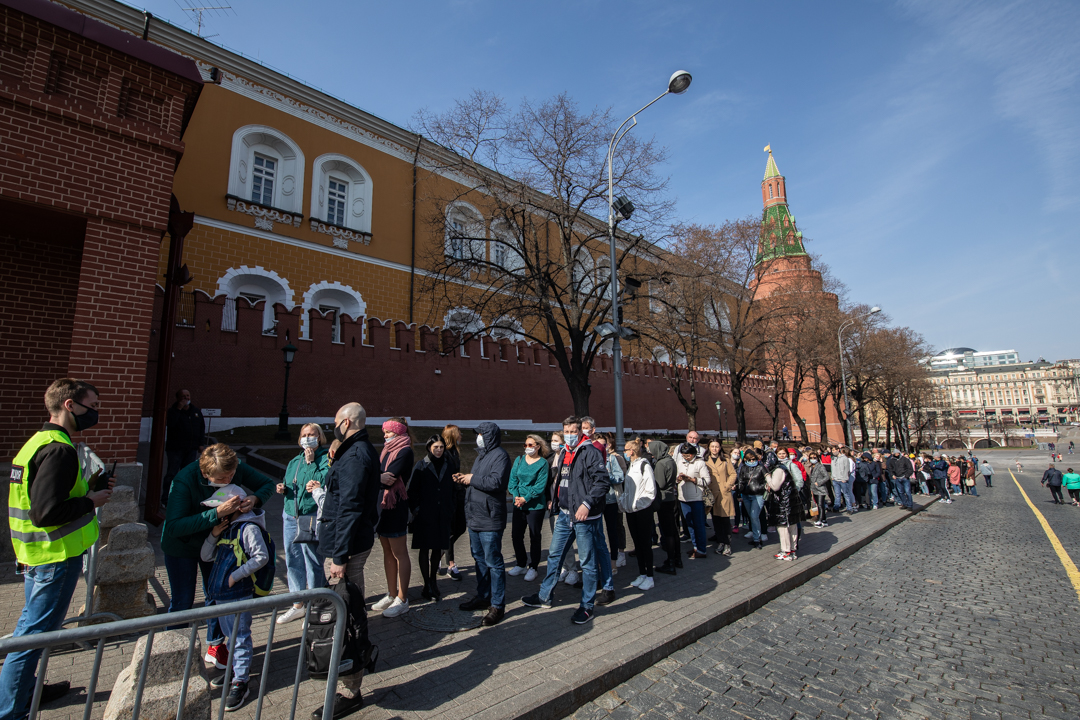 В очереди единовременно стоят около 300 человек, но народ пропускают быстро