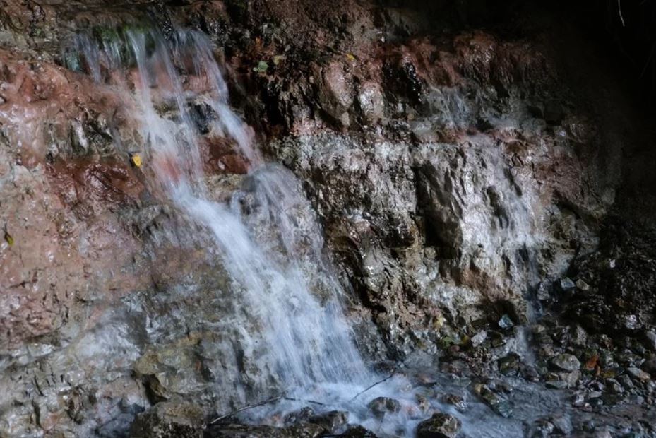 Вода в Кездурском водопаде холодная и бодрящая