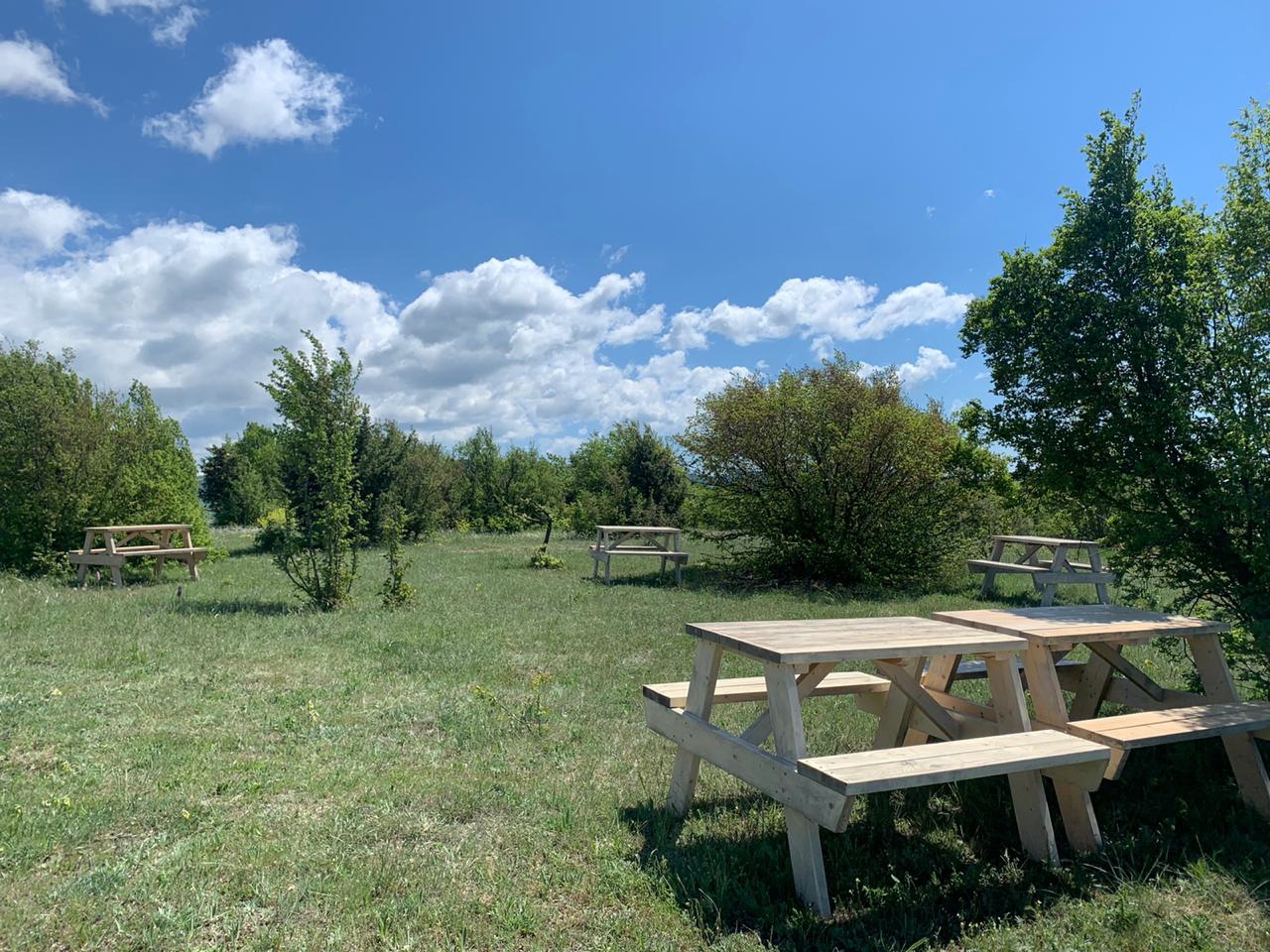 Столики для отдыха на Федюхиных высотах. Фото: паблик ВКонтакте Парк живой истории «Федюхины высоты»