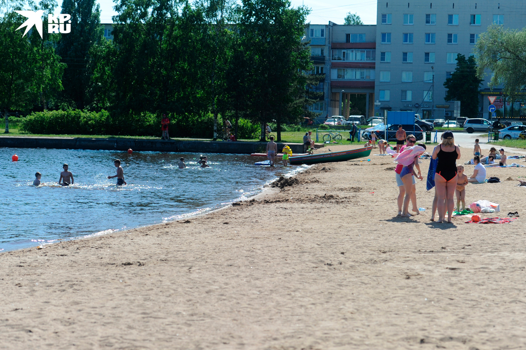 Для кого-то этот пляж - в шаговой доступности.