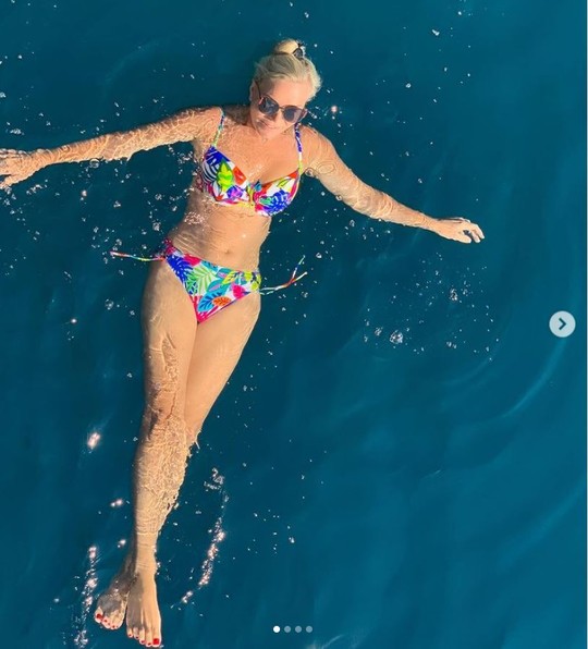 Знаменитый кутюрье и его супруга выбрали для отдыха греческий курорт Кефалония. Фото: Инстаграм.