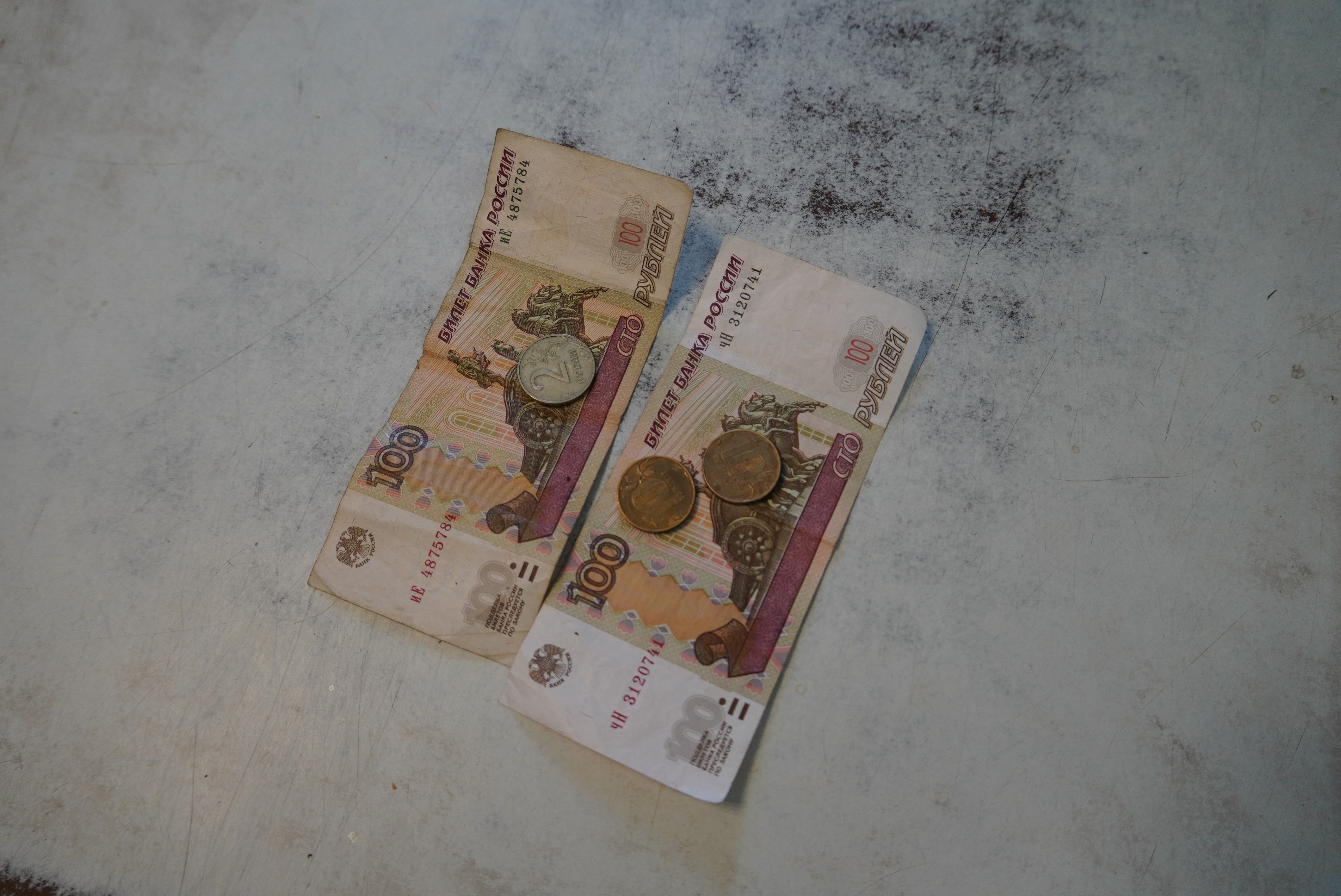 Prodejce váží obsah mé tašky a dává mi přesně 600 rublů za 222 gramů. Tyto peníze se zde dají směnit za téměř kilo kuřecí paličky. Nebo na 7kilogramový meloun.