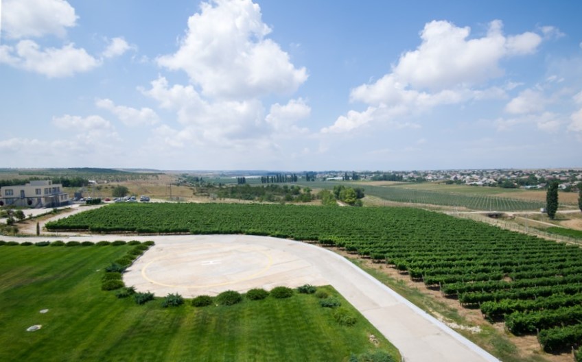 C крыши винодельни открывается живописный вид на Альминскую долину