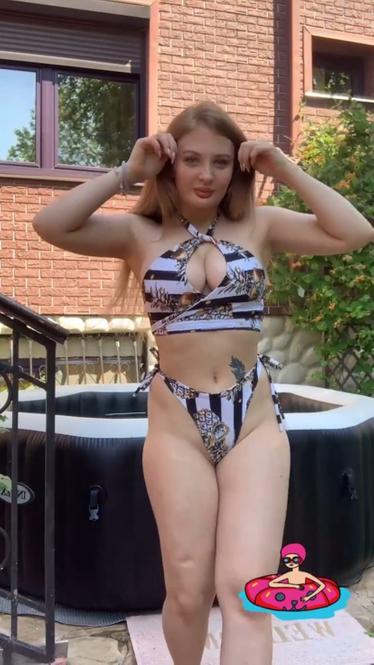 Избранница сына Королевой - профессиональная танцовщица на пилоне. Фото: Инстаграм.