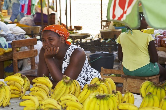 Продавщица бананов на рынке столицы Кабо-Верде, городе Прая.