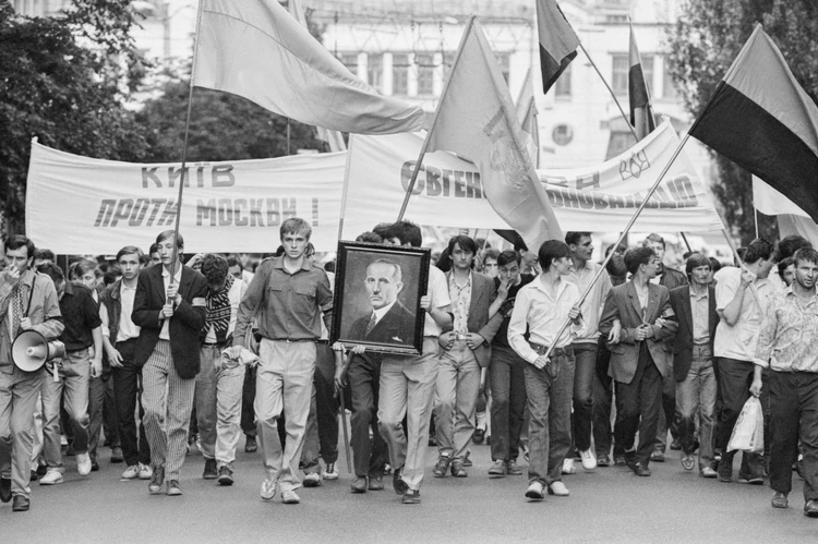 Июнь 1991 г. Несанкционированный митинг Союза националистической украинской молодежи на Крещатике. Фото: Соловьев В./Фотохроника ТАСС