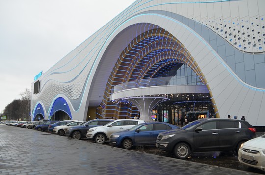 У ТРЦ есть парковка - уличная и подземная.