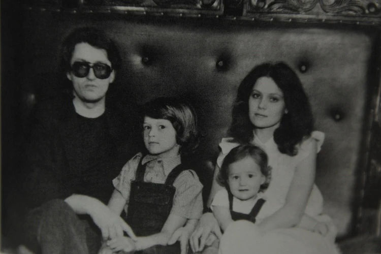 Черные очки плотно вошли в жизнь Градского. На фото он с третьей женой Ольгой и детьми.