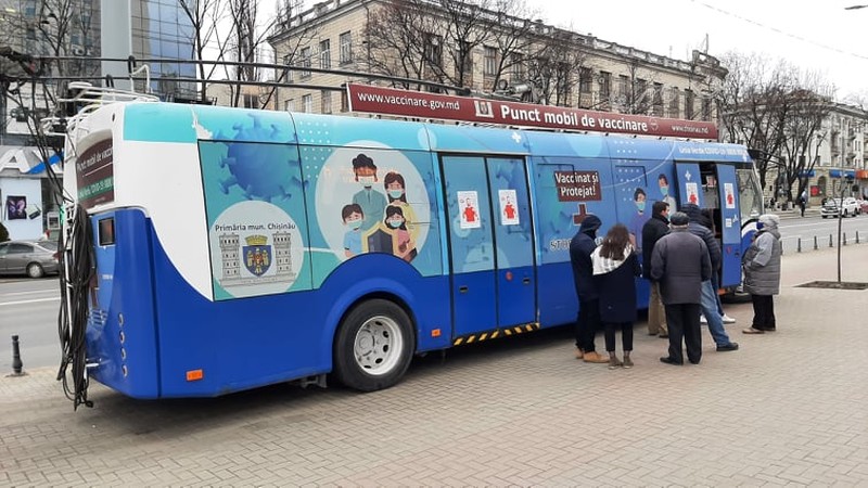 У входа в троллейбус образовалась небольшая очередь.