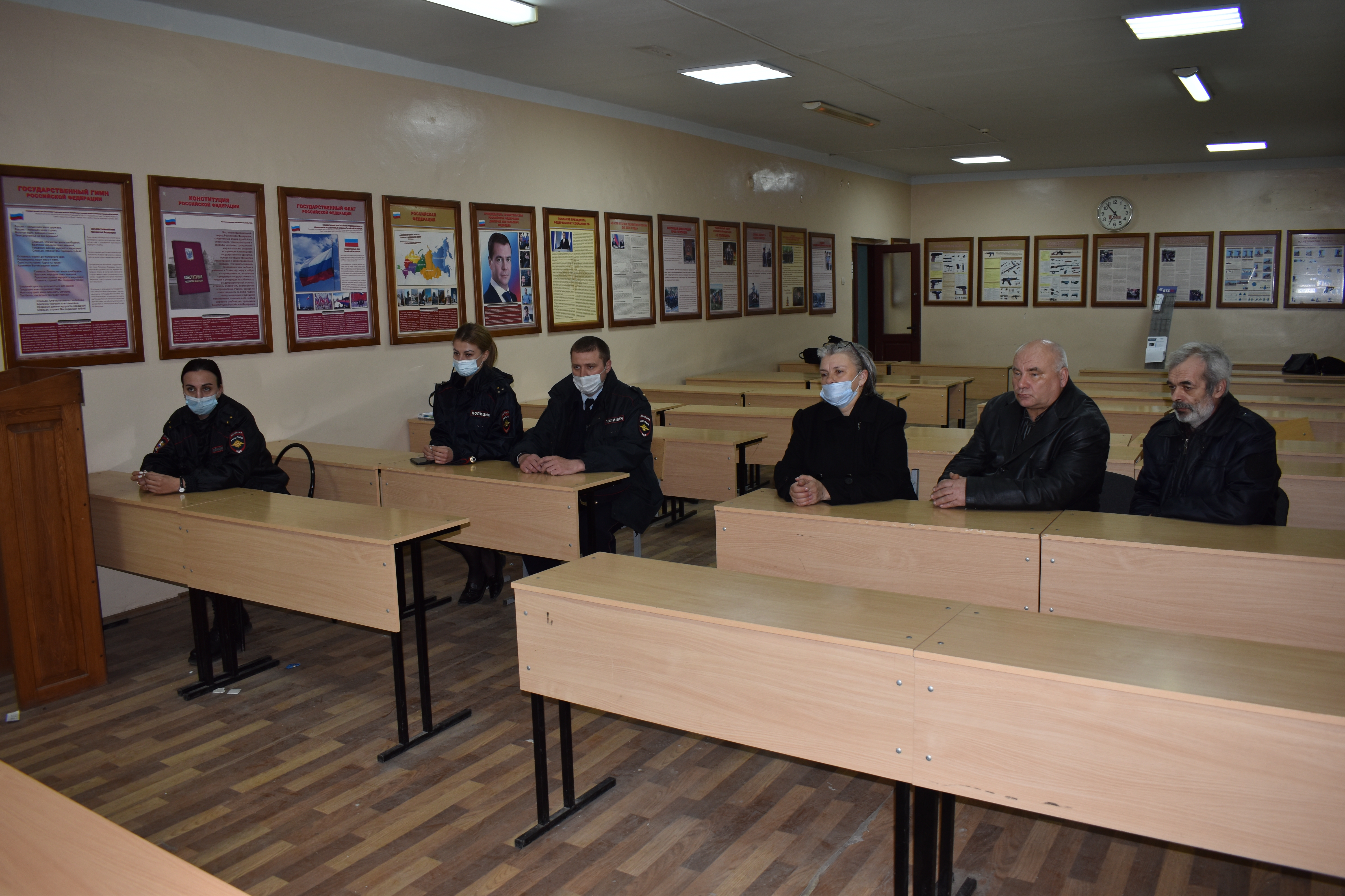 Люди переживают за детей своего района, поэтому выходят в рейд вместе с полицией.
