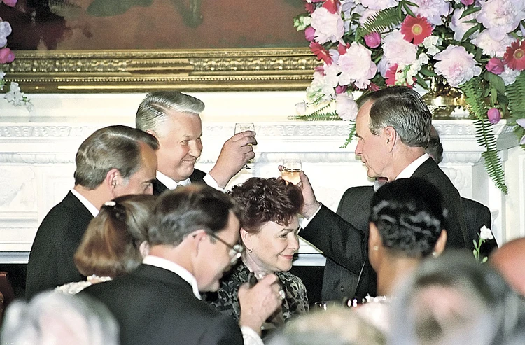 Президент России был совсем не прочь выпить с мировыми лидерами - президентом США Джорджем Бушем-старшим... Фото: Александр СЕНЦОВ, Александр ЧУМИЧЕВ/ТАСС
