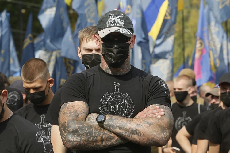 На Украине нацистов практически никогда не преследовали, власти всегда относились к ним нейтрально-снисходительно, а во времена президента Ющенко и с откровенной симпатией