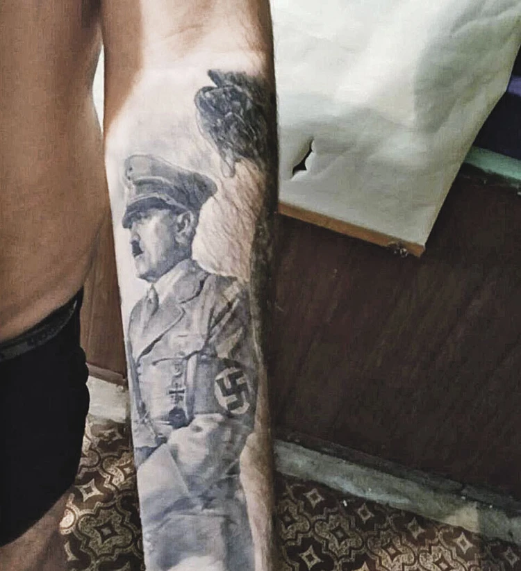 Патриотические татуировки украинцев заполнили соцсети – фото