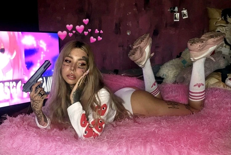 Пенисіңізді клиторыңызға үйкеу Үштік пен аққұбамен үйде түсірілген ресейлік порно