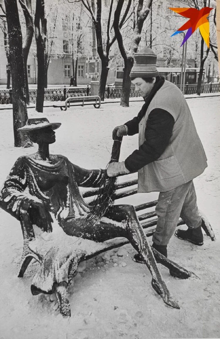 Редкие фото Минска 1990-х: советские вывески, площадь Независимости с  парковкой, толпы на Комаровке, «поле чудес» в Ждановичах, такси «Волга» и  ни одного «Макдональдса» - KP.RU