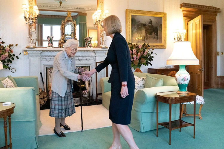 Новый премьер Британии Лиз Трасс на приеме у королевы.