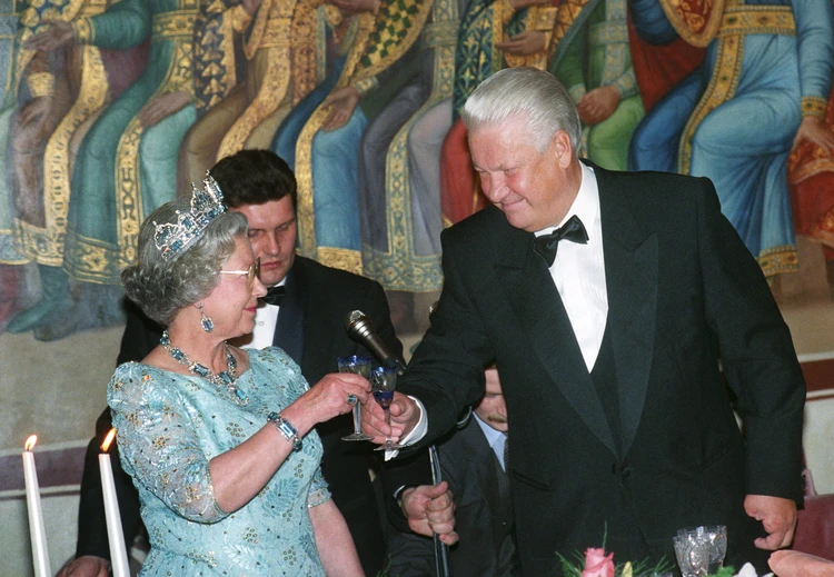 Janobi Oliylari sharafiga Rossiya Prezidenti Boris Yeltsin tantanali ziyofat berdi.  Ruslar birinchi marta Rossiyaning birinchi prezidentini protokolga rioya qilish uchun kiyishi kerak bo'lgan smokingda ko'rishdi.  Foto: V. Shneerson / TASS