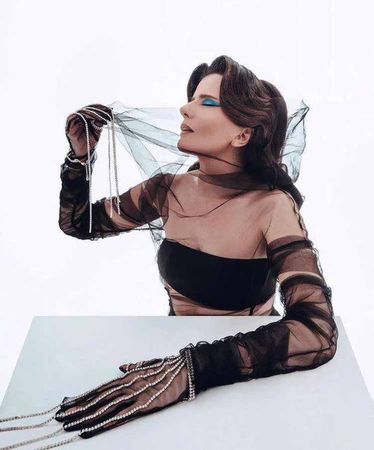 Жағажайда аққұбаны сиқырлау