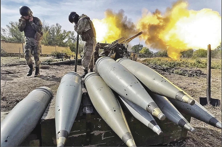 Снаряды в Донбассе не жалеют. Интенсивность артиллерийского огня выше, чем в любой битве Великой Отечественной. Стволы так изнашиваются, что на некоторых пушках их уже заменили на новые по нескольку раз.