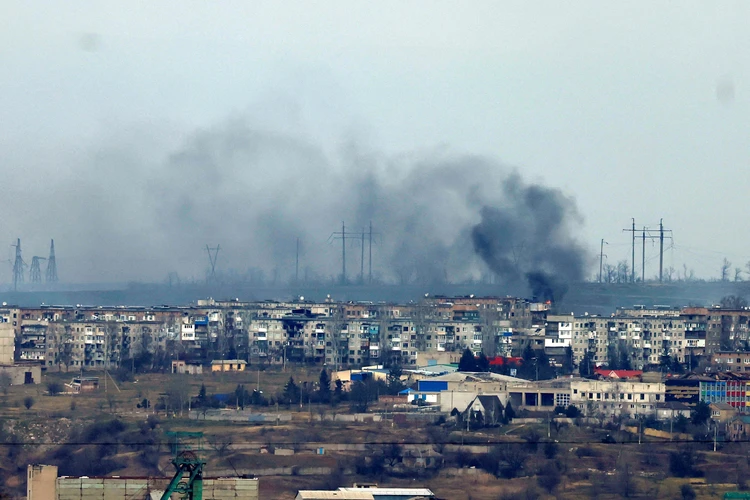 Дым от боевых действий в Соледаре, январь 2023 года.